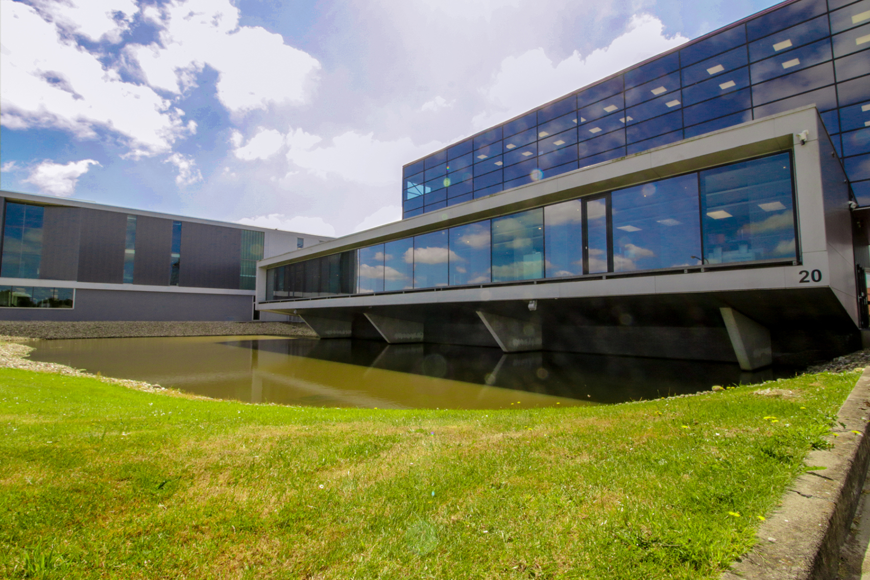 Van zolderkamer tot miljoenenbedrijf, JC Electronics groeit uit zijn jasje - RTV Noord